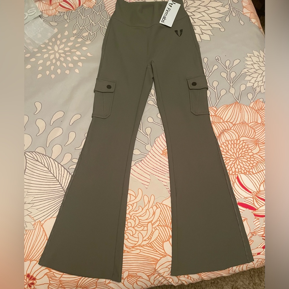 FIRM ABS, RIBBED CARGO POCKET FLARE LEGGINGS - OLIVE GREEN